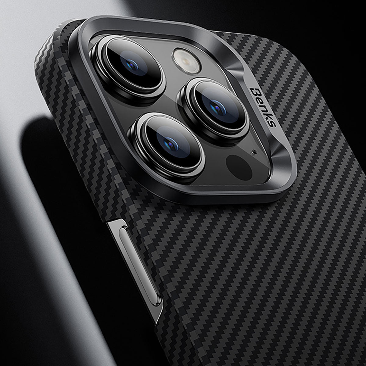 iPhone 15 Plus Kılıf Magsafe Özellikli Karbon Fiber Benks Hybrid ArmorAir 600D Kevlar Kapak