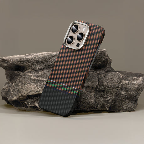 iPhone 15 Pro Max Kılıf Magsafe Şarj Özellikli Karbon Fiber Tasarımlı Benks Prestige ArmorAir Kevlar Kapak